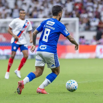 Matheus Henrique é levado ao hospital durante Bahia x Cruzeiro
