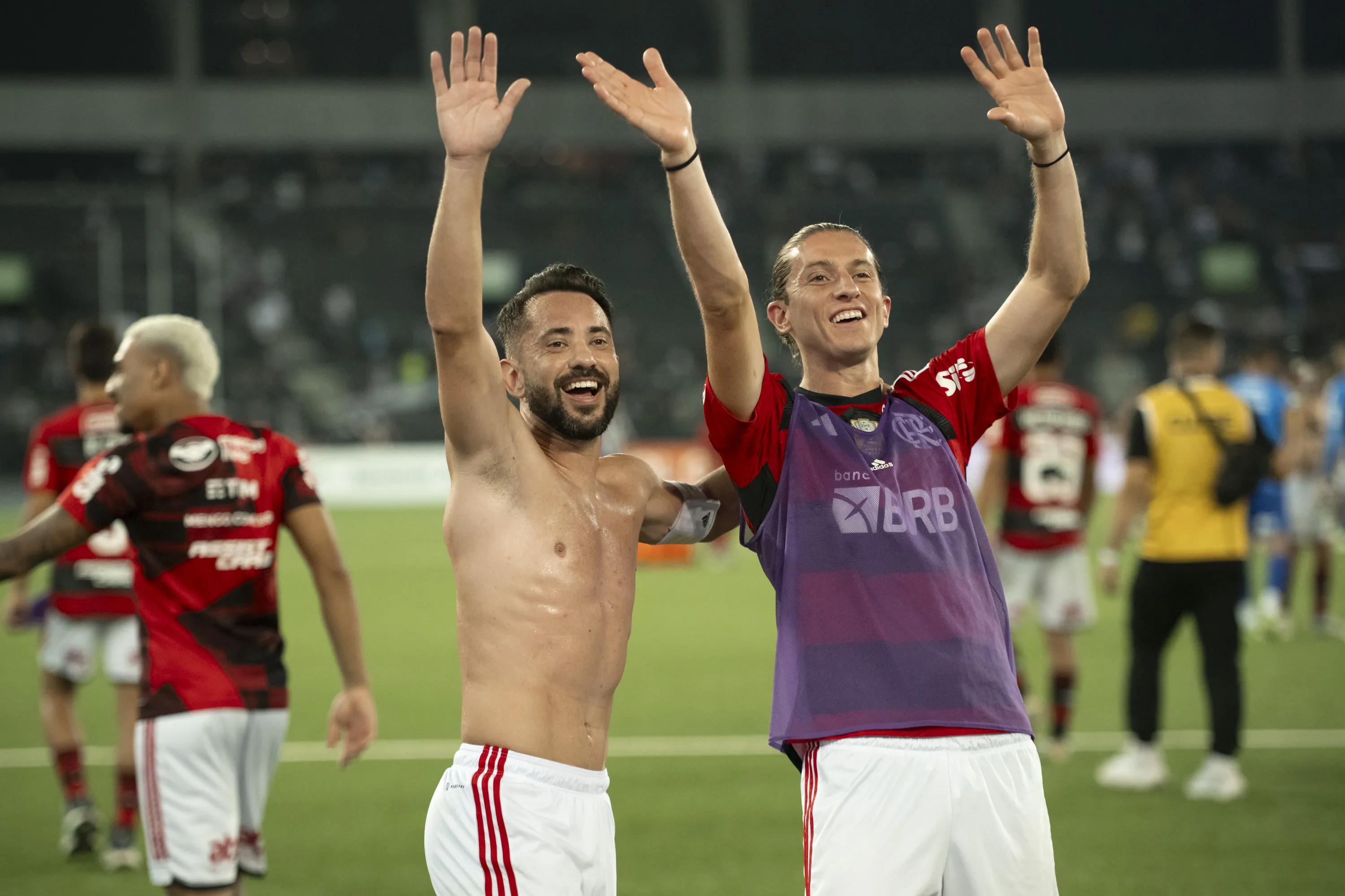 RJ – RIO DE JANEIRO – 02/09/2023 – BRASILEIRO A 2023, BOTAFOGO X FLAMENGO – Everton Ribeiro jogador do Flamengo comemora vitoria apos a partida contra o Botafogo no estadio Engenhao pelo campeonato Brasileiro A 2023. Foto: Jorge Rodrigues/AGIF