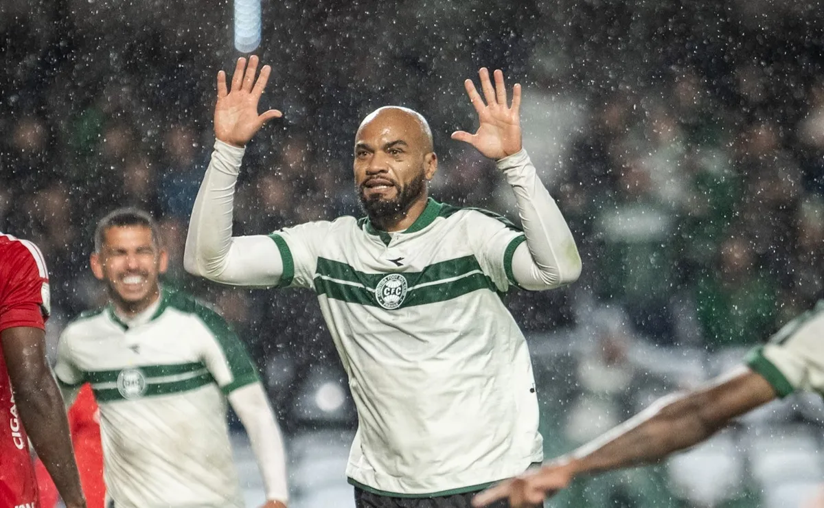 Rodrigo Moledo comemora gol contra o Internacional e lamenta tropeço do Coritiba no Brasileirão