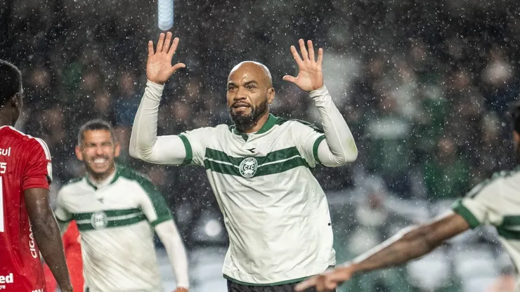Moledo após anotar gol no Couto Pereira