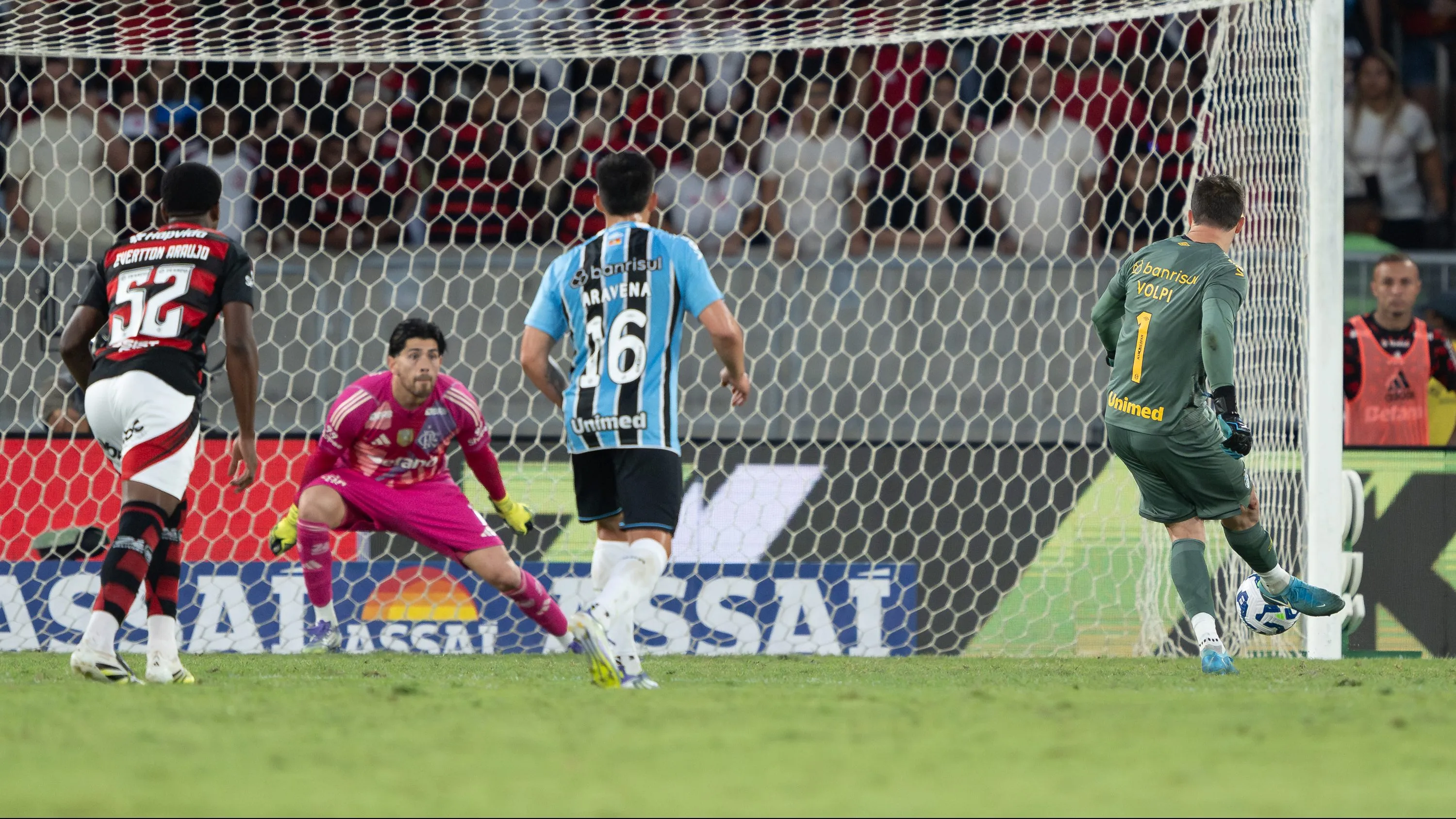 Tiago Volpi goleiro do Gremio cobra penalti durante partida contra o Flamengo no estadio Maracana pelo campeonato Brasileiro A 2025. Foto: Jorge Rodrigues/AGIF