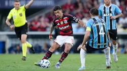 Arrascaeta jogador do Flamengo chuta para marcar seu gol durante partida contra o Gremio no estadio Maracana pelo campeonato Brasileiro A 2025. Foto: Jorge Rodrigues/AGIF