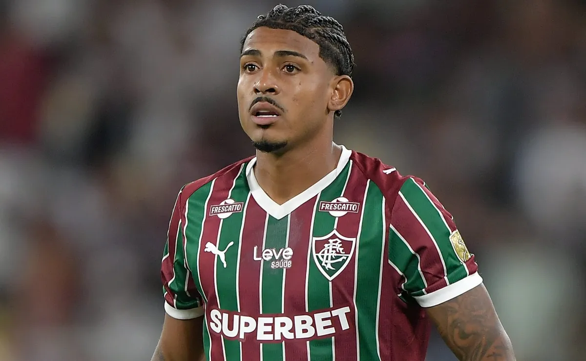 John Kennedy projeta parceria com o experiente Hulk no ataque do Fluminense para o segundo semestre