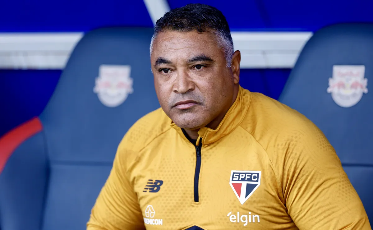 De olho no Majestoso, Roger Machado nunca repetiu uma escalação em dois meses de São Paulo