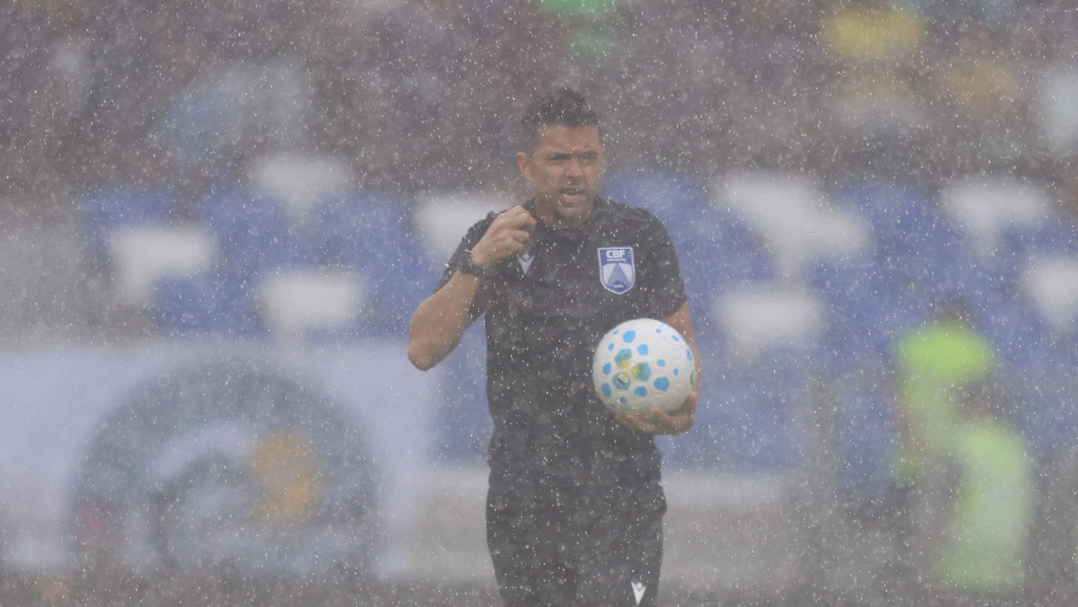 Equipe de arbitragem fazendo os testes