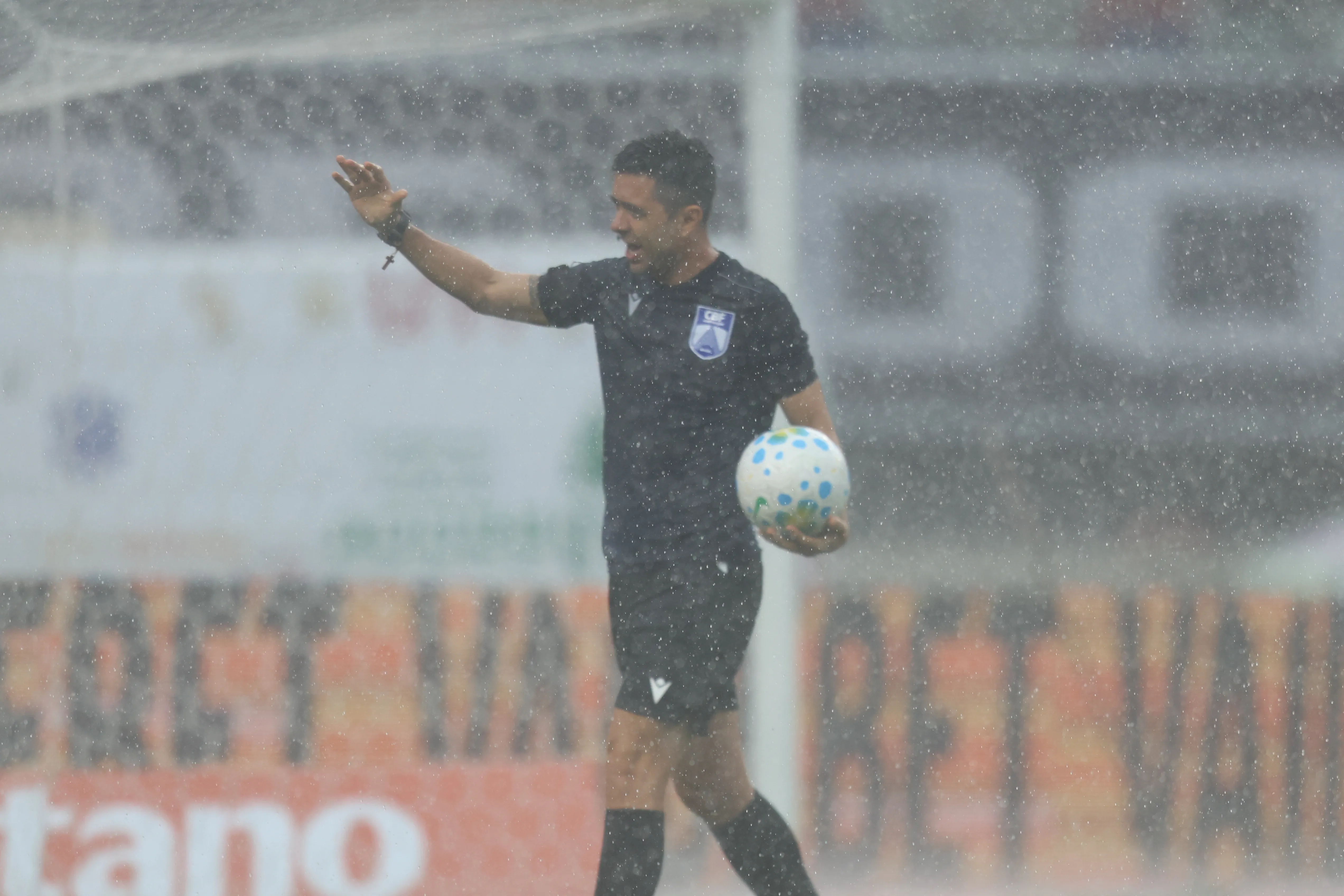 Forte chuva atrasou o jogo. Foto: Fernando Torres/AGIF