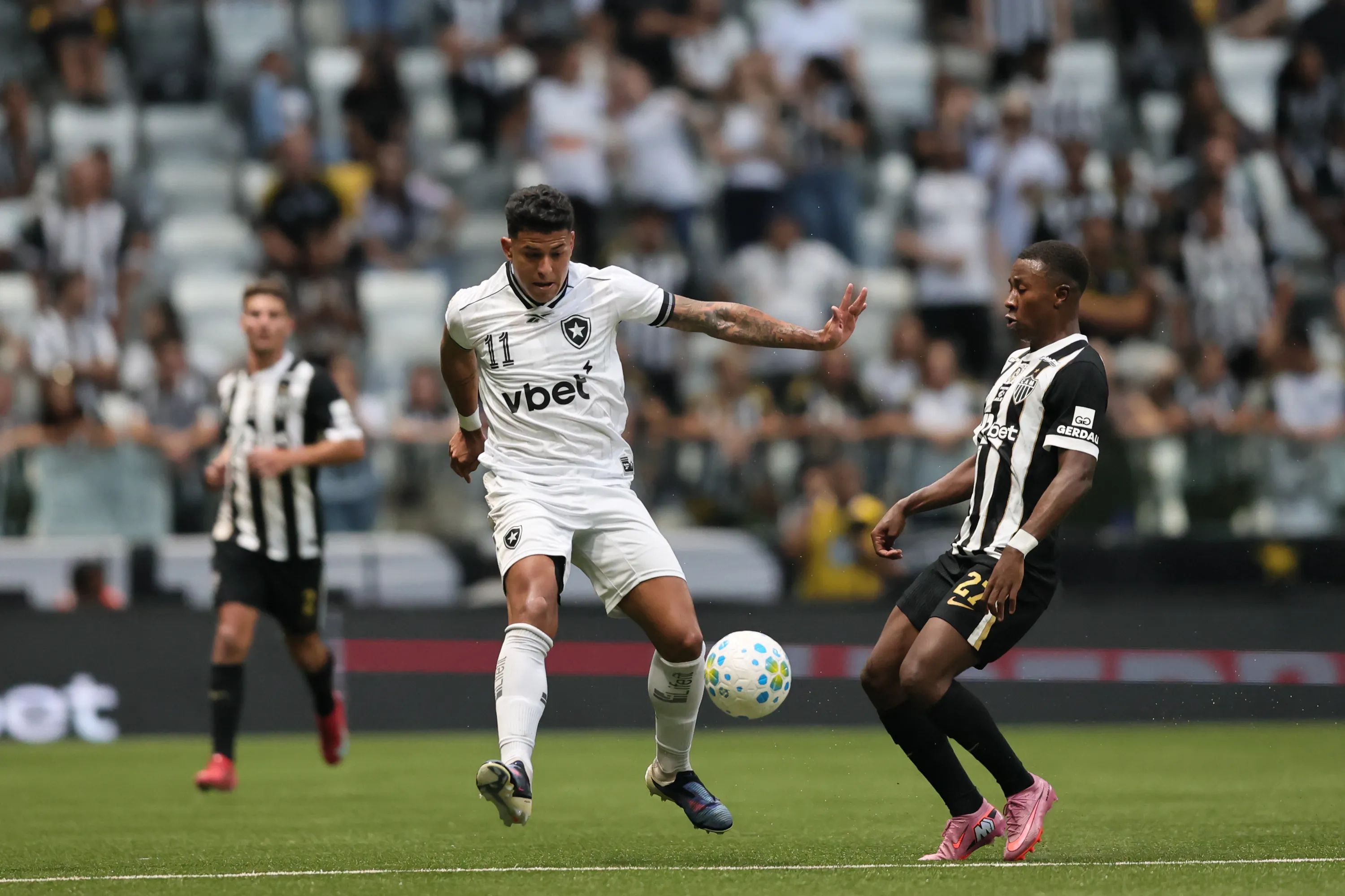 Alan Minda jogador do Atletico-MG disputa lance com Matheus Martins jogador do Botafogo. Foto: Gilson Lobo/AGIF