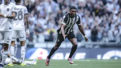 Cassierra jogador do Atlético-MG disputa lance com Barboza jogador do Botafogo. Foto: Pedro Souza / Atlético