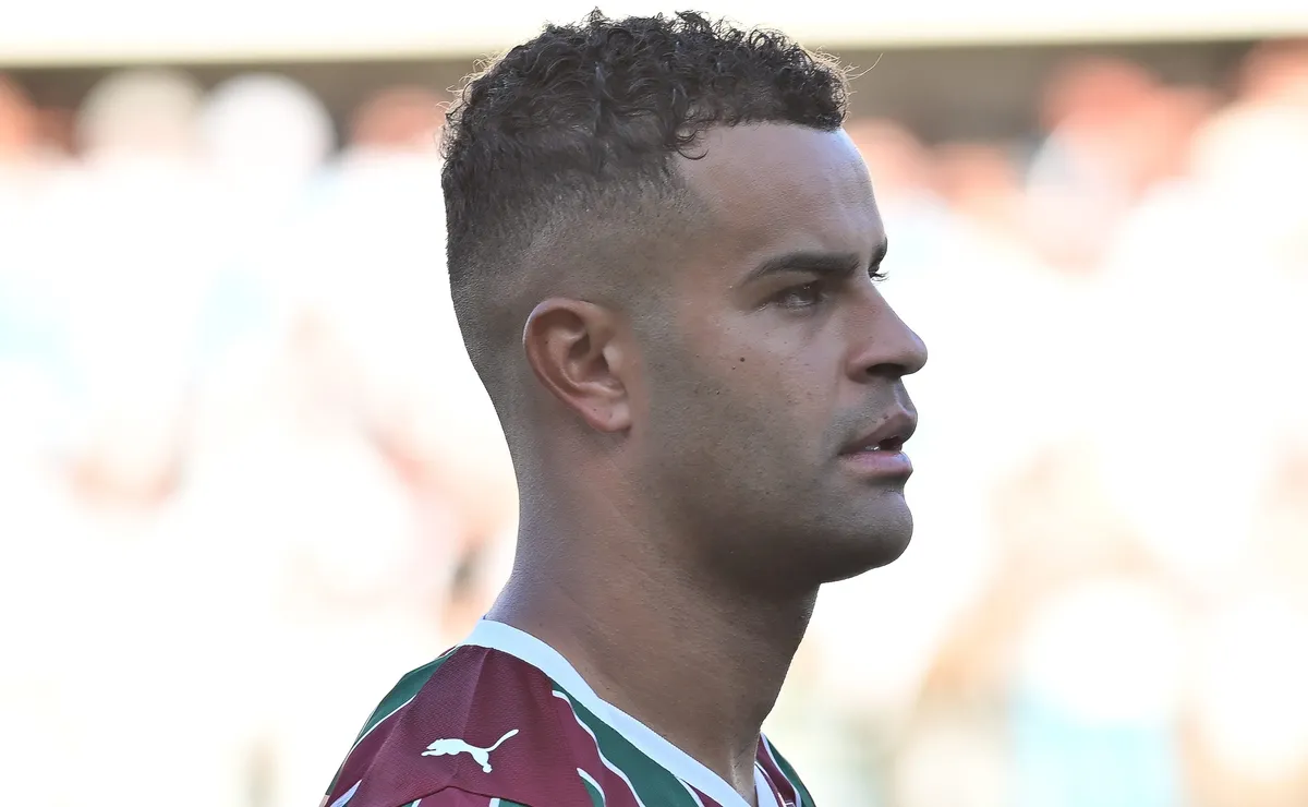 Alisson é vaiado no Maracanã e vive momento de pressão no Fluminense