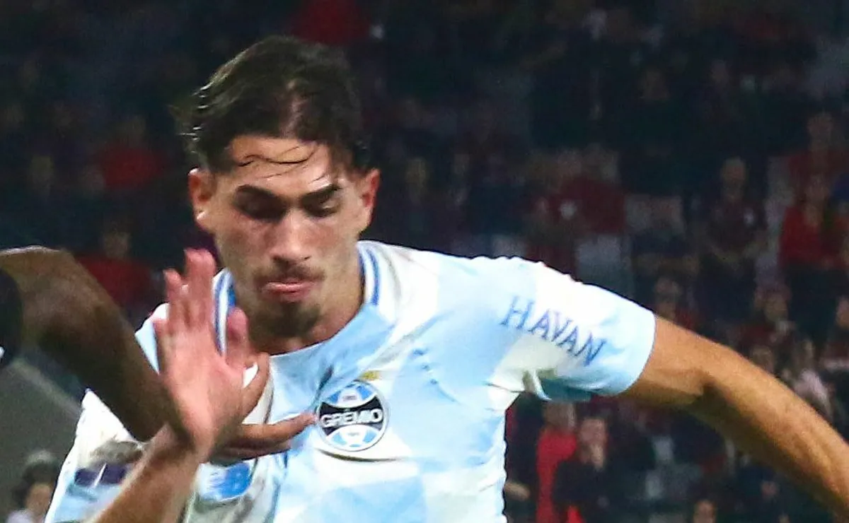Pedro Gabriel sofre chute no rosto, recebe atendimento e deixa Grêmio x Flamengo no primeiro tempo