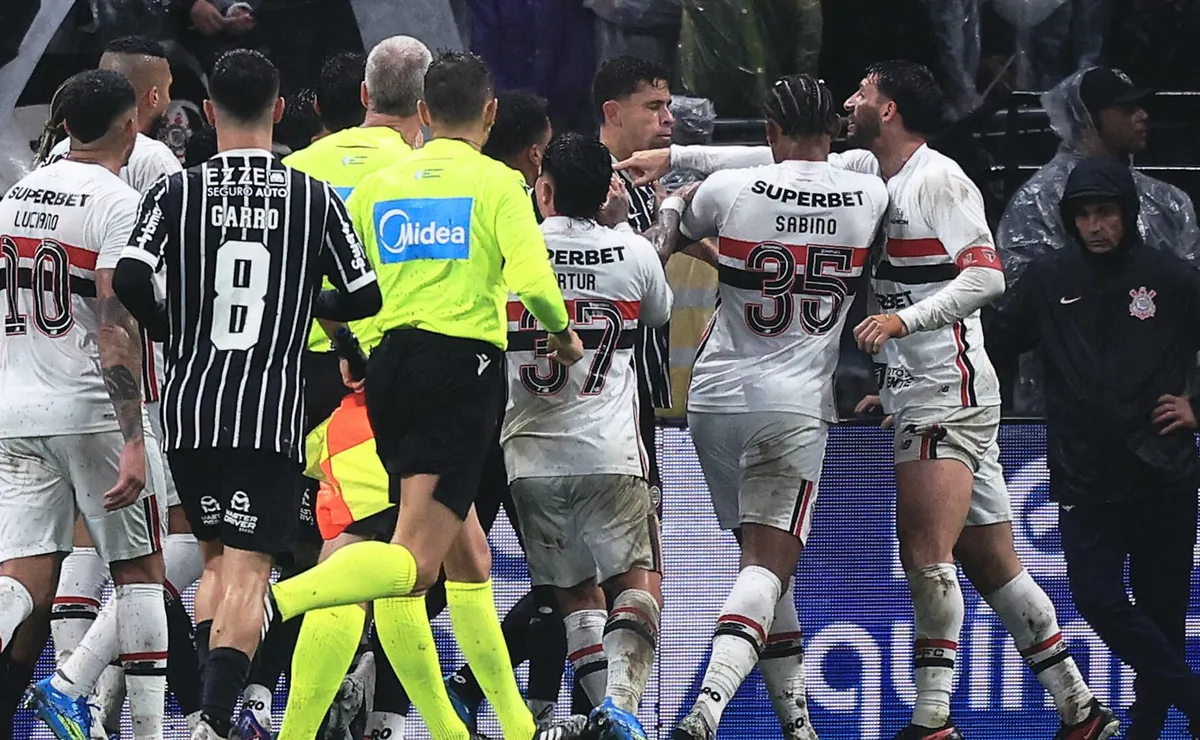 Confusão, objetos arremessados e VAR marcam vitória do Corinthians diante do São Paulo no Majestoso