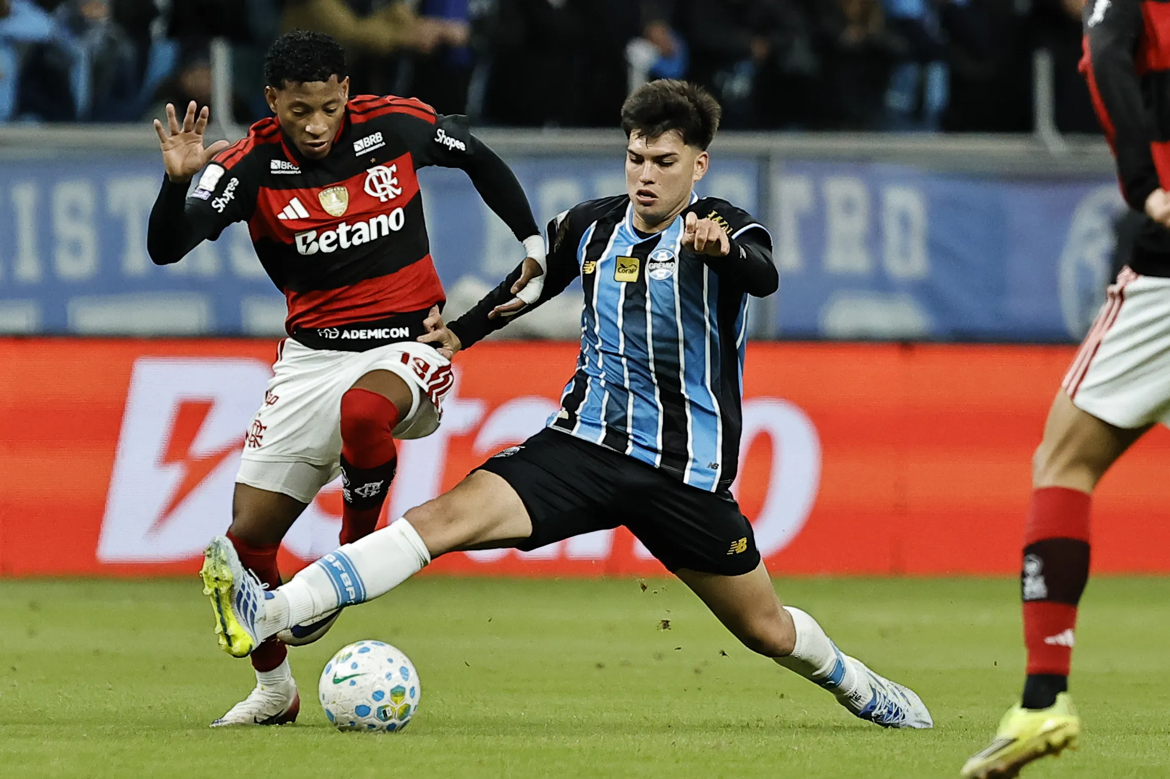 Leonel Perez jogador do Gremio durante partida contra o Flamengo no estadio Arena do Gremio pelo campeonato Brasileiro A 2026. Foto: Roberto Vinicius/AGIF