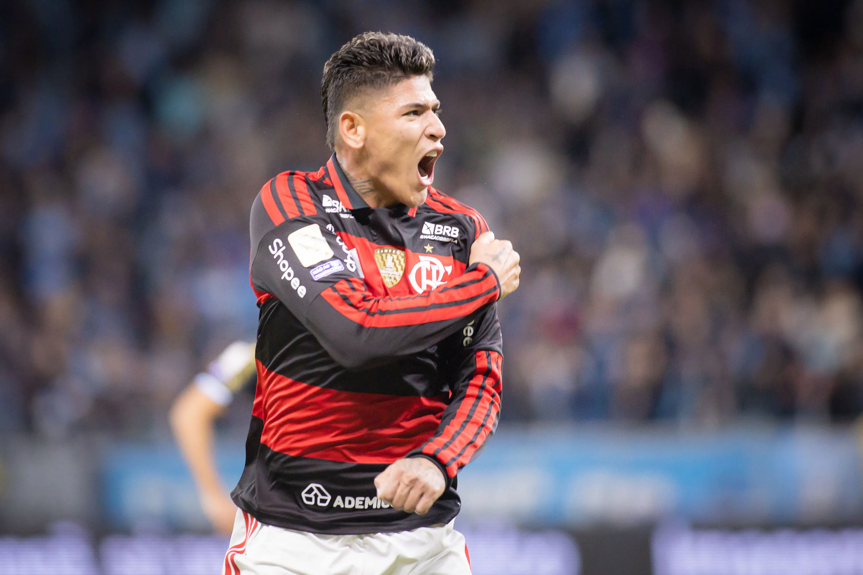 Jorge Carrascal jogador do Flamengo comemora seu gol durante partida contra o Gremio no estadio Arena do Gremio pelo campeonato Brasileiro A 2026. Foto: Maxi Franzoi/AGIF
