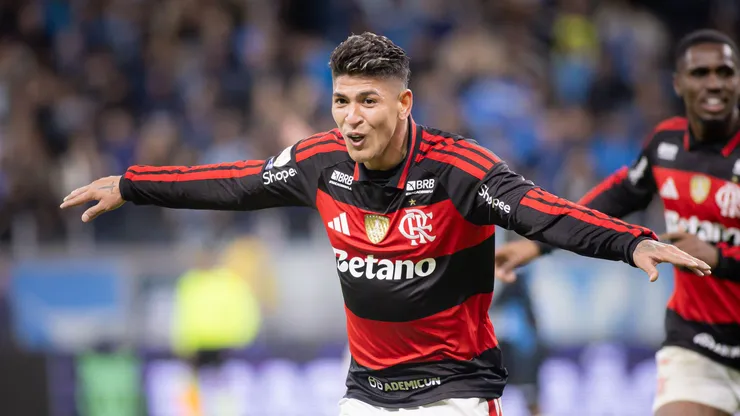 Jorge Carrascal jogador do Flamengo comemora seu gol durante partida contra o Grêmio. Foto: Maxi Franzoi/AGIF