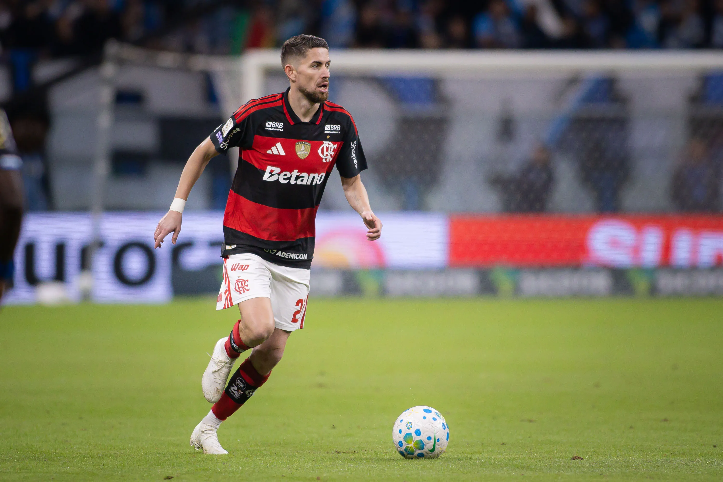 Jorginho jogador do Flamengo durante partida contra o Grêmio. Foto: Maxi Franzoi/AGIF