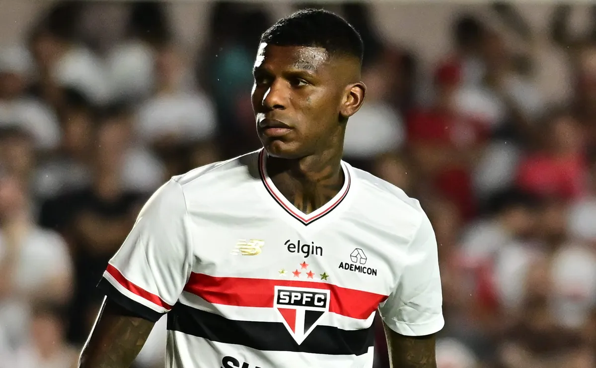Roger Machado expõe possível retorno de Arboleda ao São Paulo