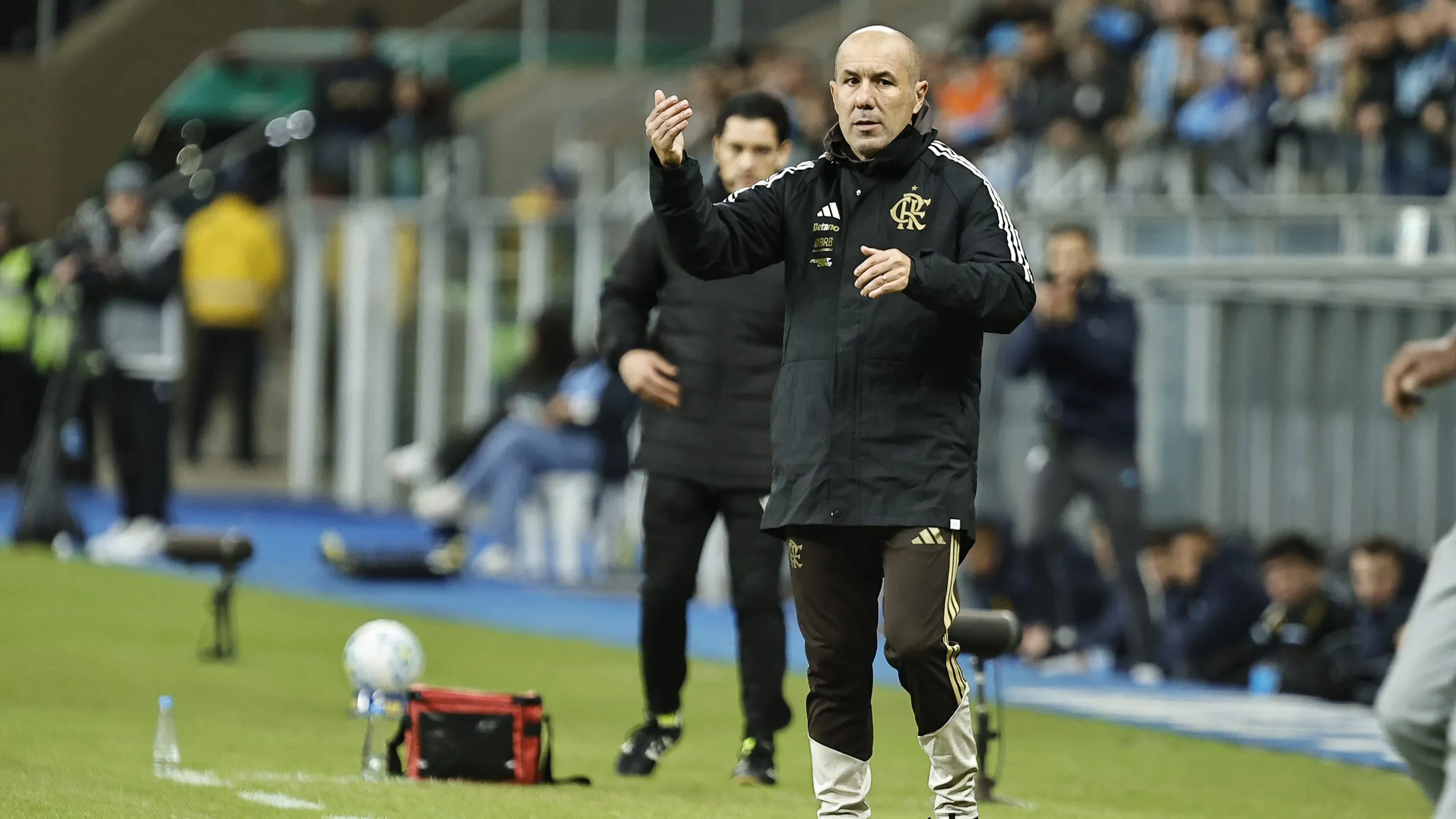 Leonardo Jardim em ação no duelo contra o Grêmio – Foto: Roberto Vinicius/AGIF