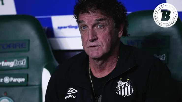 Cuca técnico do Santos durante partida contra o Palmeiras no estádio Arena Allianz Parque pelo campeonato Brasileiro A 2026
