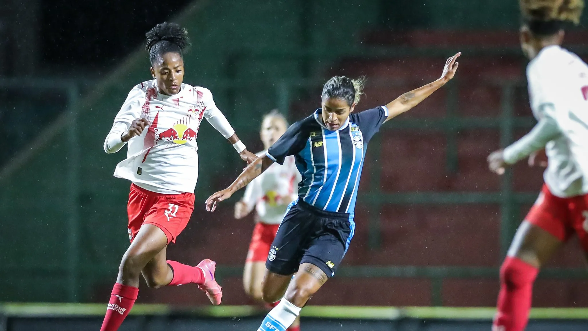 RB Bragantino e Grêmio em jogo do Brasileirão Feminino