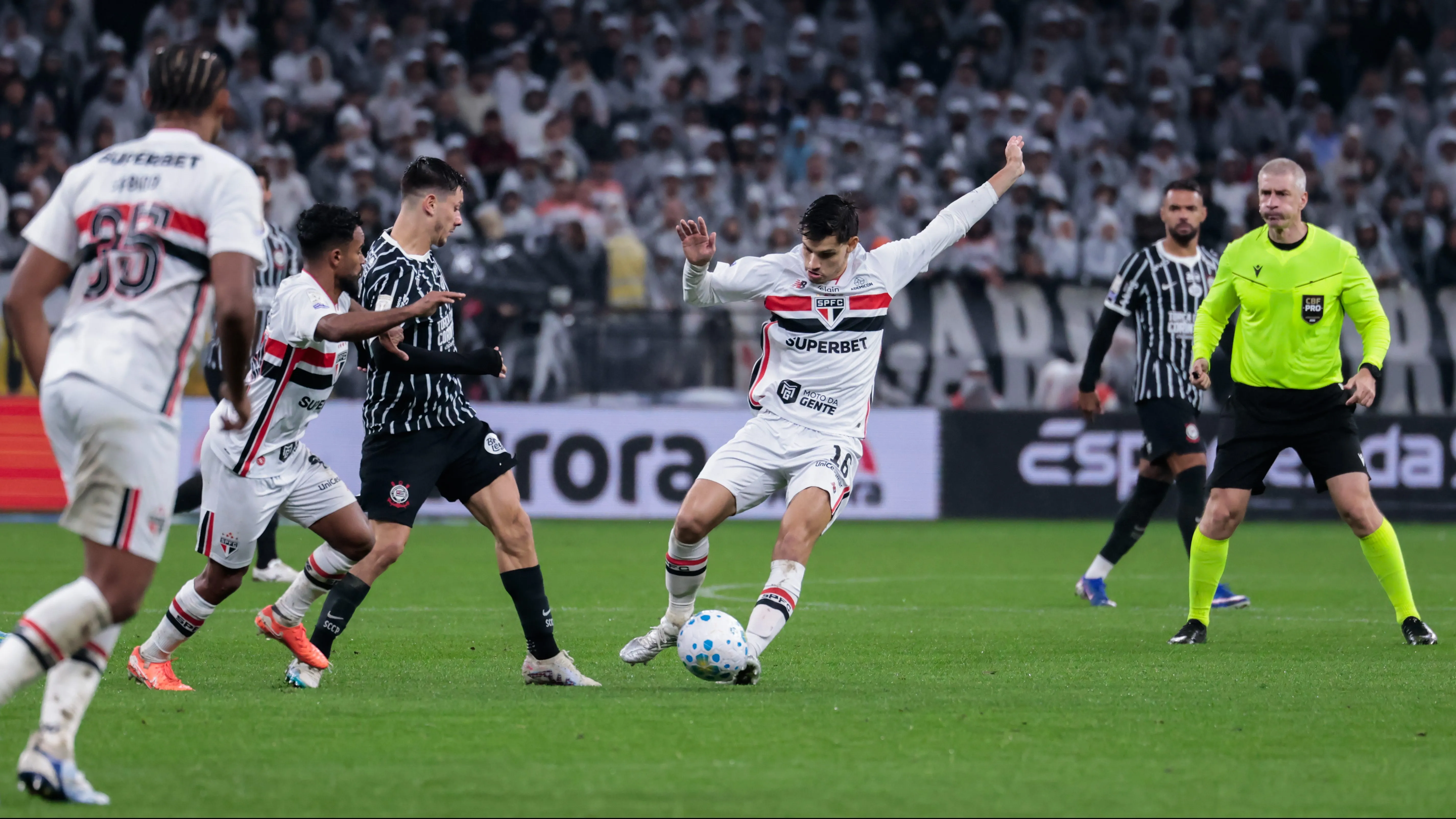 Bobadilla em ação no duelo contra o Corinthians –  Foto: Marcello Zambrana/AGIF