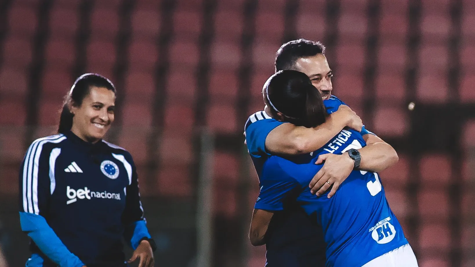 Treinador Jonas Urias e Leticia em jogo do Cruzeiro contra o América-MG