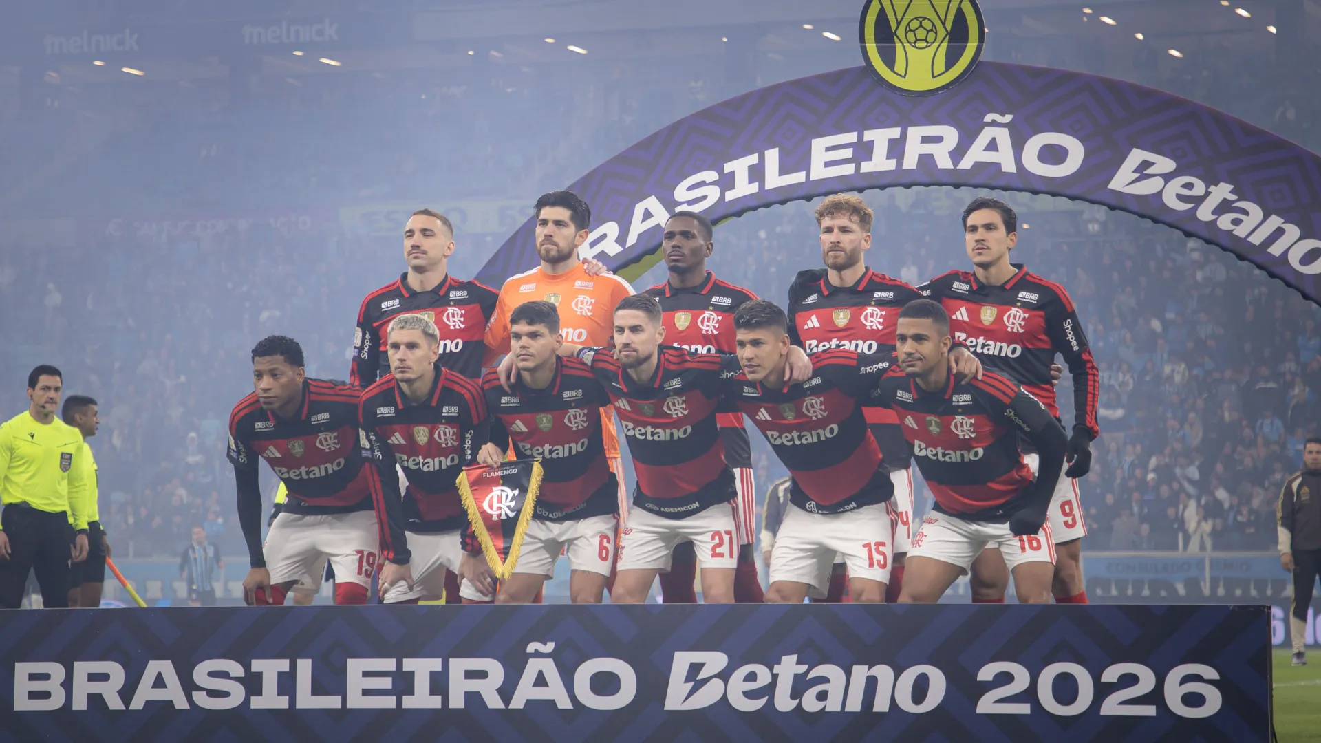 Jogadores do Flamengo antes da partida contra o Grêmio – Foto: Maxi Franzoi/AGIF