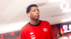 Gonzalo Plata jogador do Flamengo viajando com a delegação Rubro-Negra