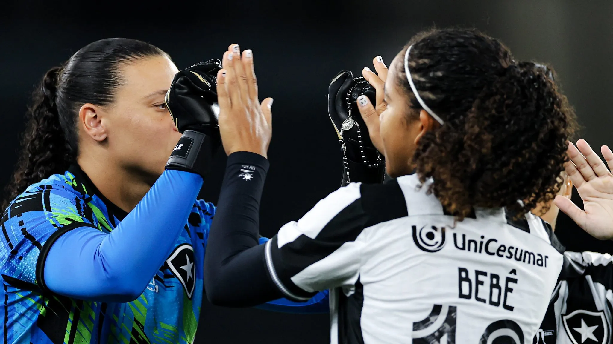 Jogadoras do Botafogo em duelo contra o Bragantino no Brasileirão Feminino