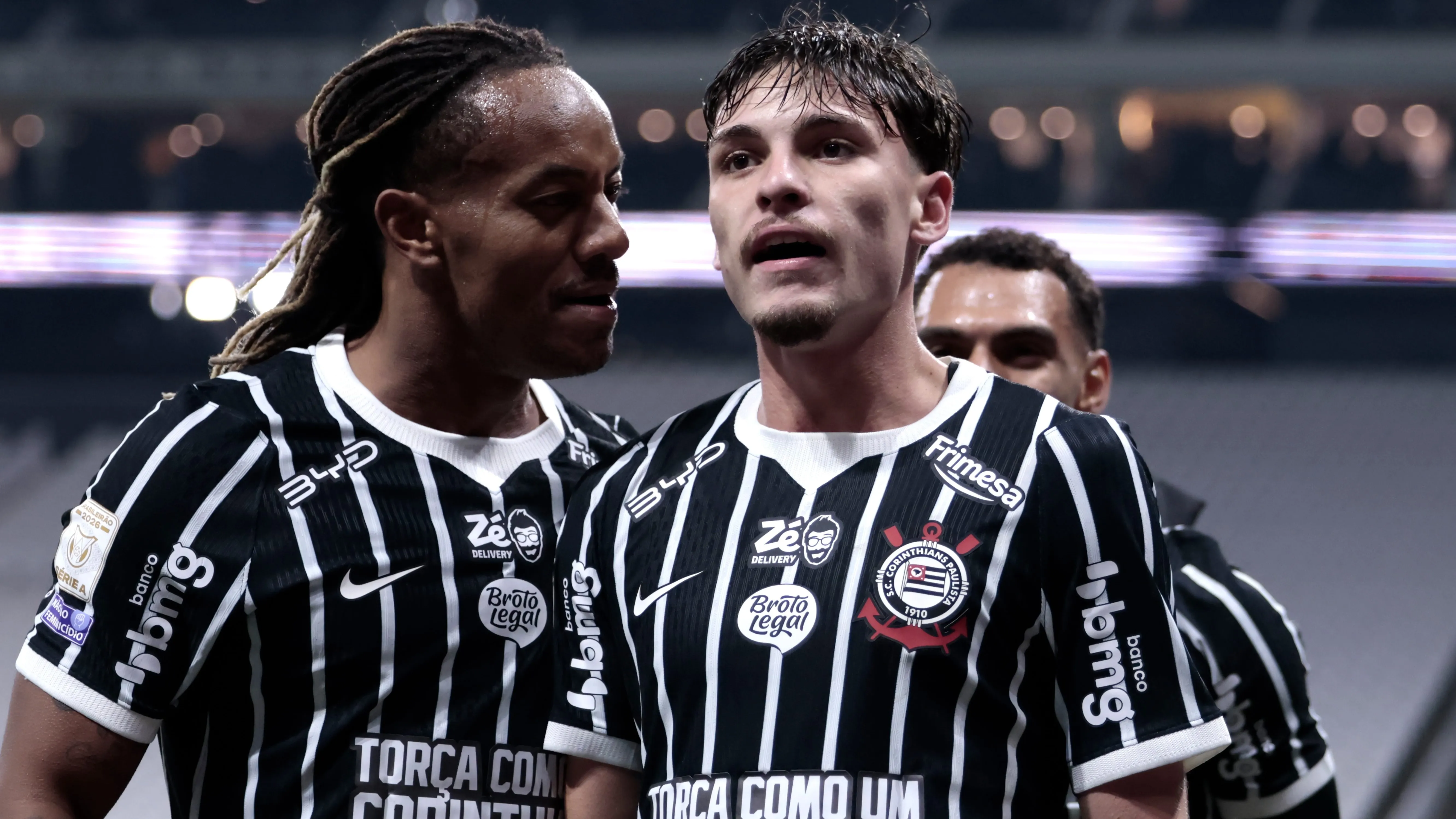 Breno Bidon jogador do Corinthians comemora seu gol com Carrillo jogador da sua equipe durante partida contra o Sao Paulo no estadio Arena Corinthians pelo campeonato Brasileiro A 2026. Foto: Marcello Zambrana/AGIF