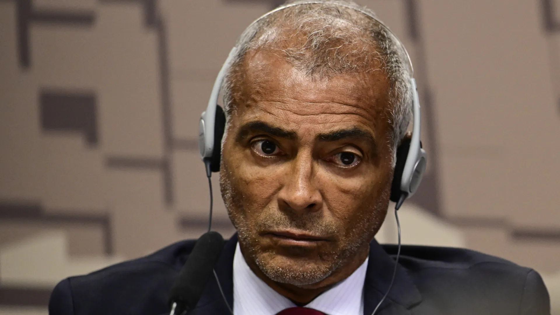 Romário durante a CPI do Senado das apostas esportivas em 2024 – Foto: Mateus Bonomi/AGIF