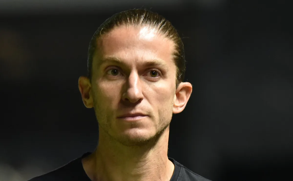 Filipe Luís, ex-Flamengo, tem Fàbregas e Xabi Alonso como concorrentes no Chelsea-ING