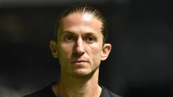 Filipe Luís busca novo clube após demissão no Flamengo.