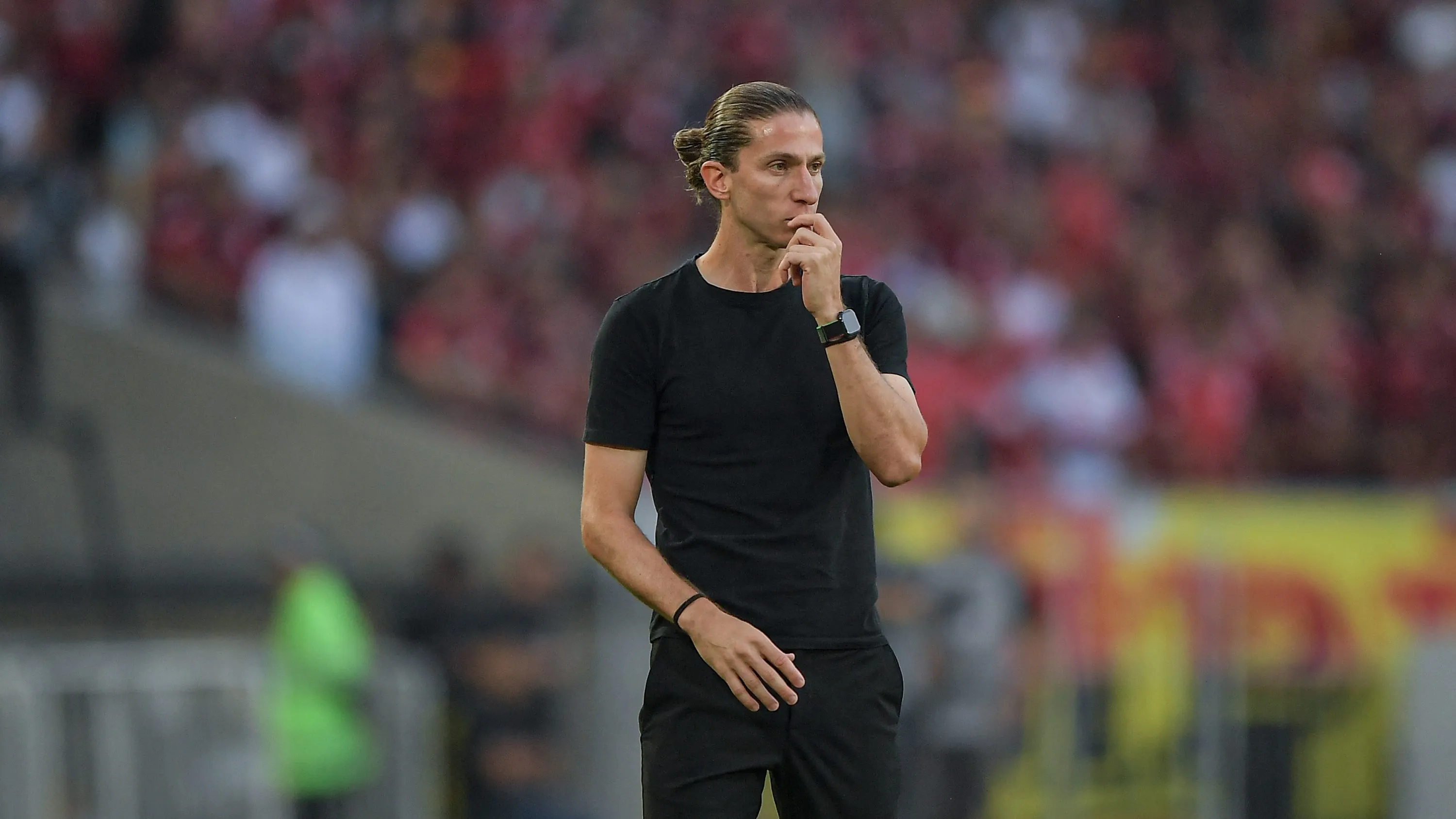 Filipe Luís busca um novo clube - Foto: Thiago Ribeiro/AGIF.