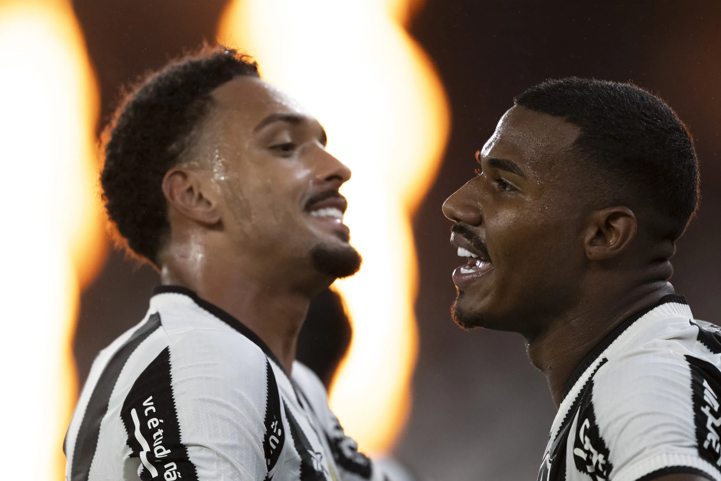 Lateral-direito Vitinho (à esquerda), do Botafogo, foi especulado em troca por Arboleda – Foto: Jorge Rodrigues/AGIF