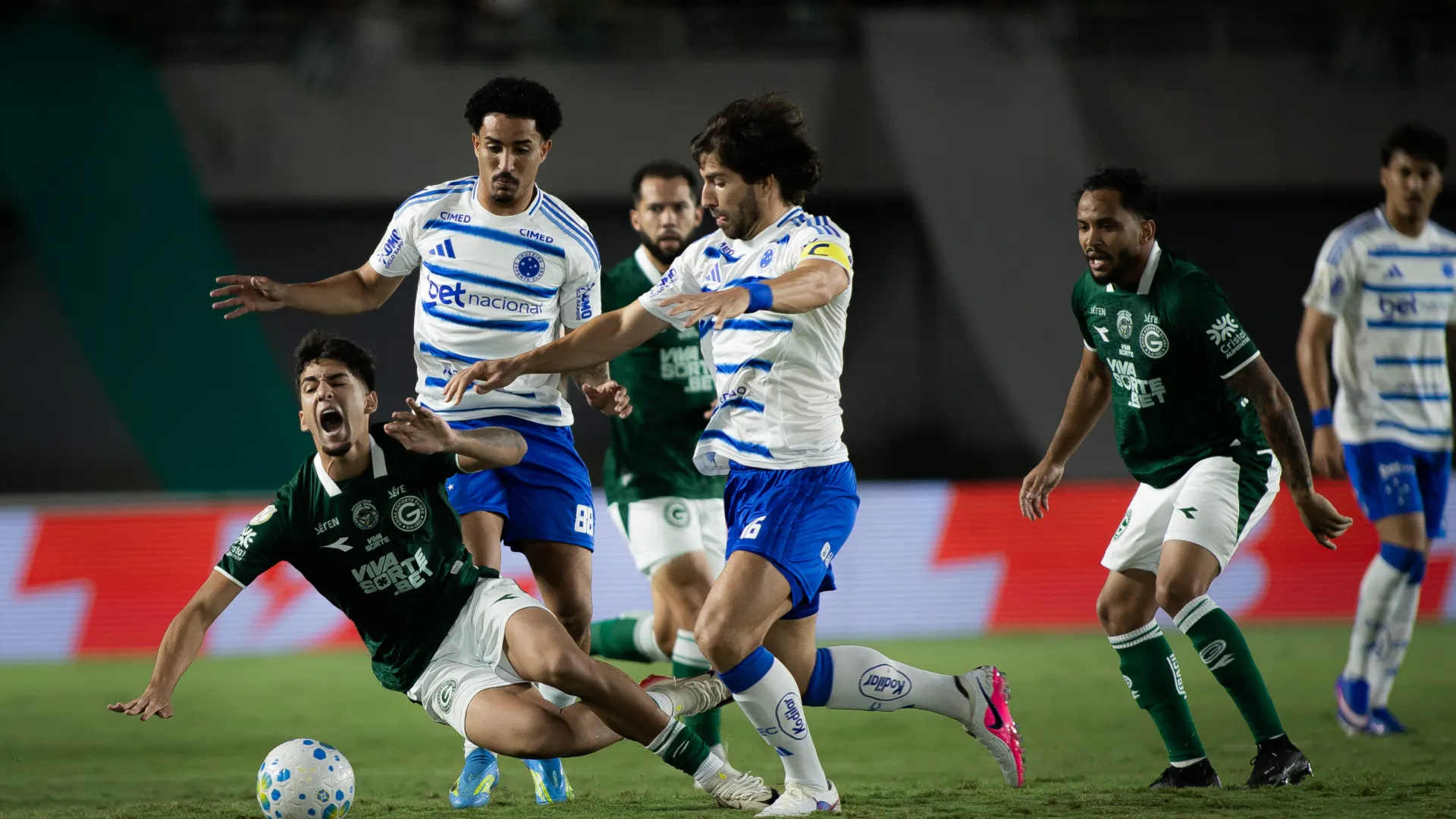 Goiás e Cruzeiro empataram no jogo de ida – Foto: Isabela Azine/AGIF