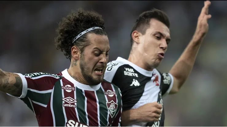 Lucas Piton (à direita), do Vasco, é um nome que interessa ao SPFC em possível negociação por Arboleda