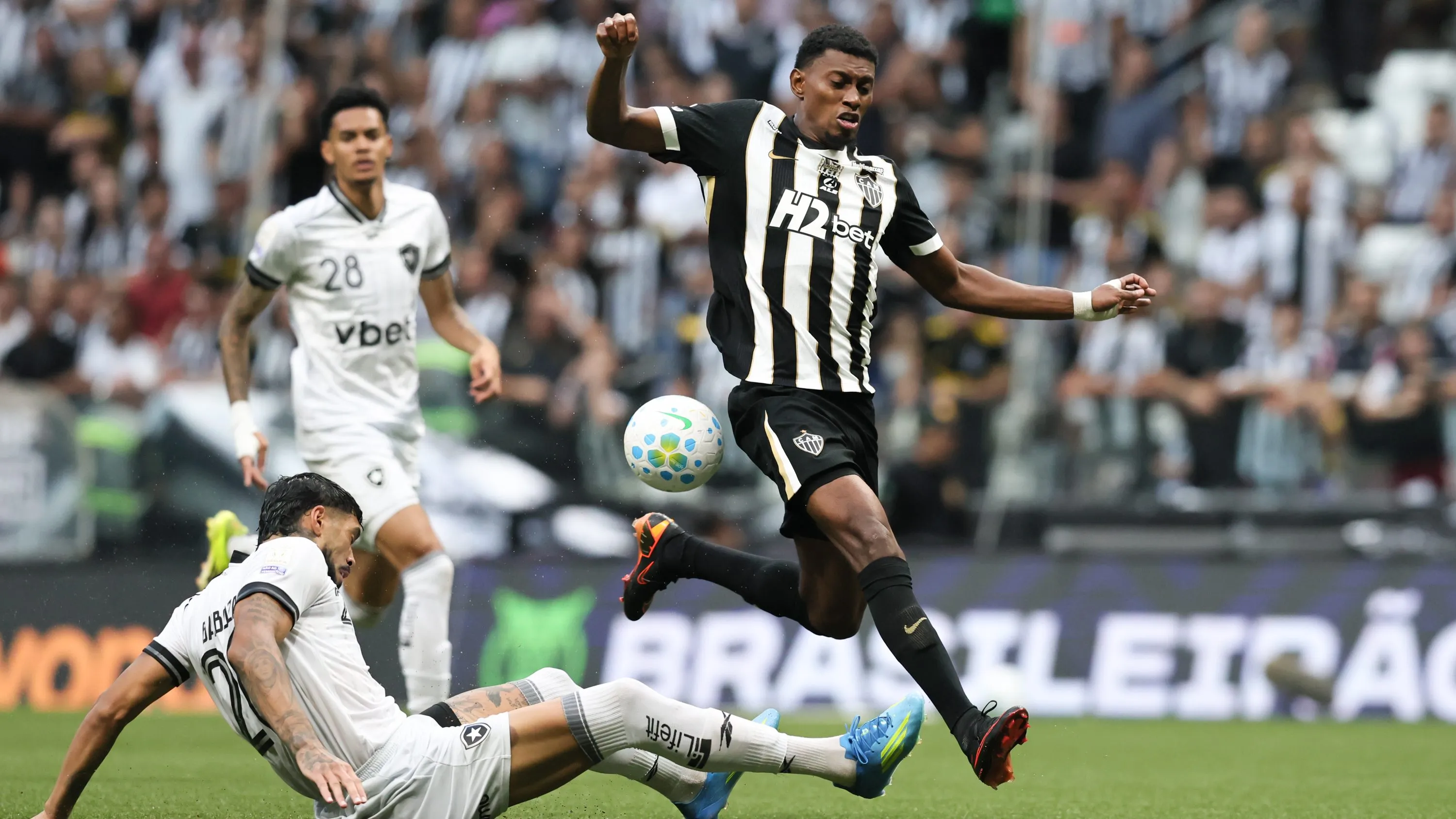 Cassierra jogador do Atletico-MG disputa lance com Barboza jogador do Botafogo durante partida no estadio Arena MRV pelo campeonato Brasileiro A 2026. Foto: Gilson Lobo/AGIF