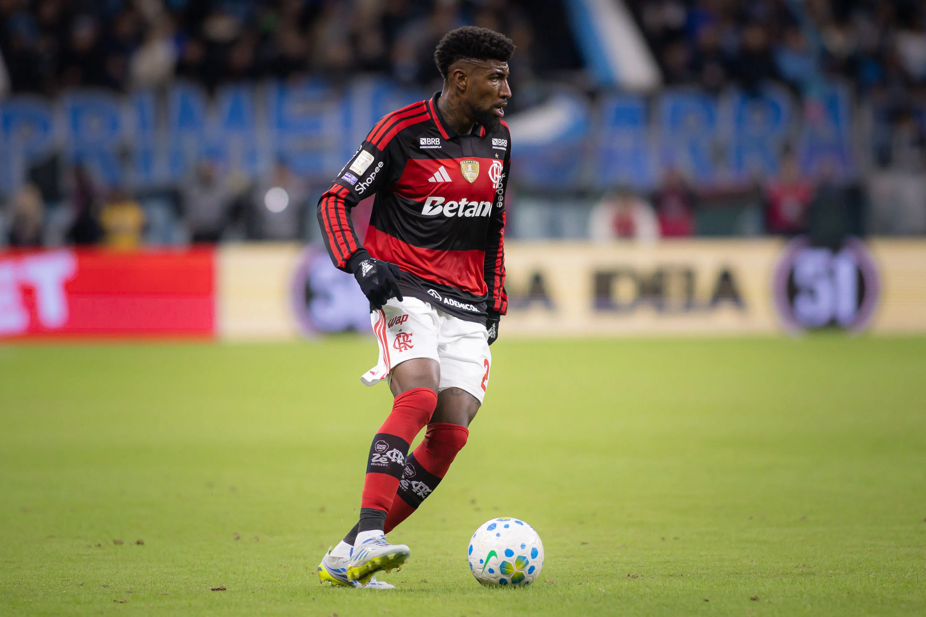 Emerson Royal em atuação contra o Grêmio. Foto: Maxi Franzoi/AGIF