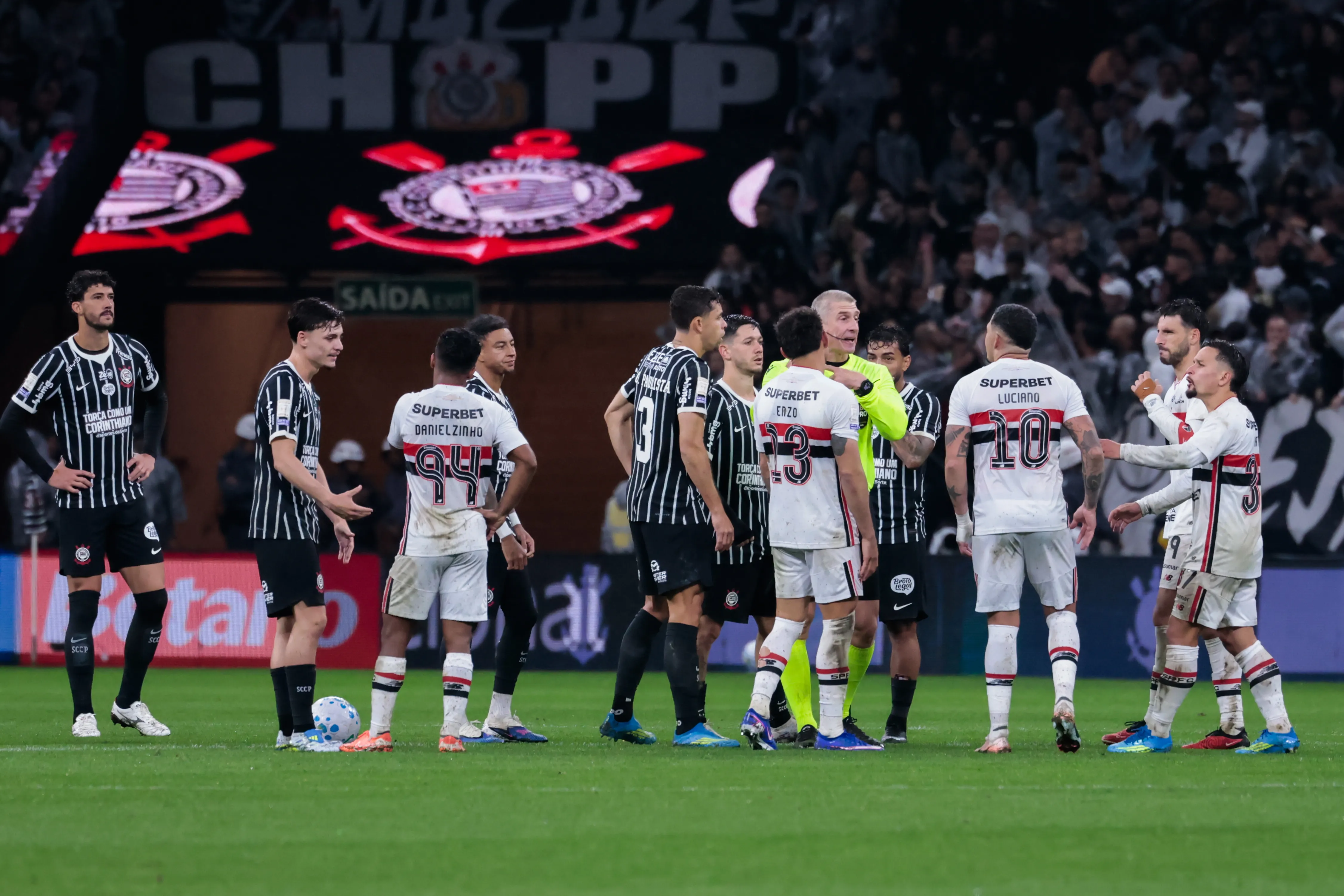 Tumulto entre jogadores do Corinthians e jogadores do Sao Paulo. Foto: Marcello Zambrana/AGIF