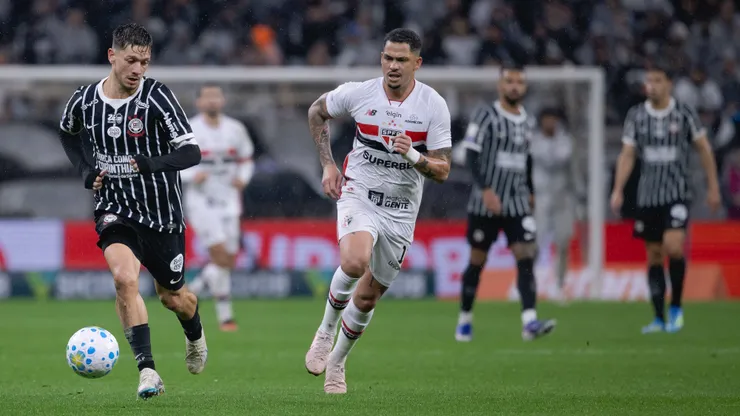 Rodrigo Garro jogador do Corinthians disputa lance com Luciano jogador do São Paulo. Foto: Ettore Chiereguini/AGIF