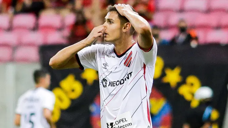 Lucas Fasson jogador do Athletico-PR lamenta chance perdida durante partida contra o Sport no estadio Arena Pernambuco pelo campeonato Brasileiro A 2021. Foto: Rafael Vieira/AGIF