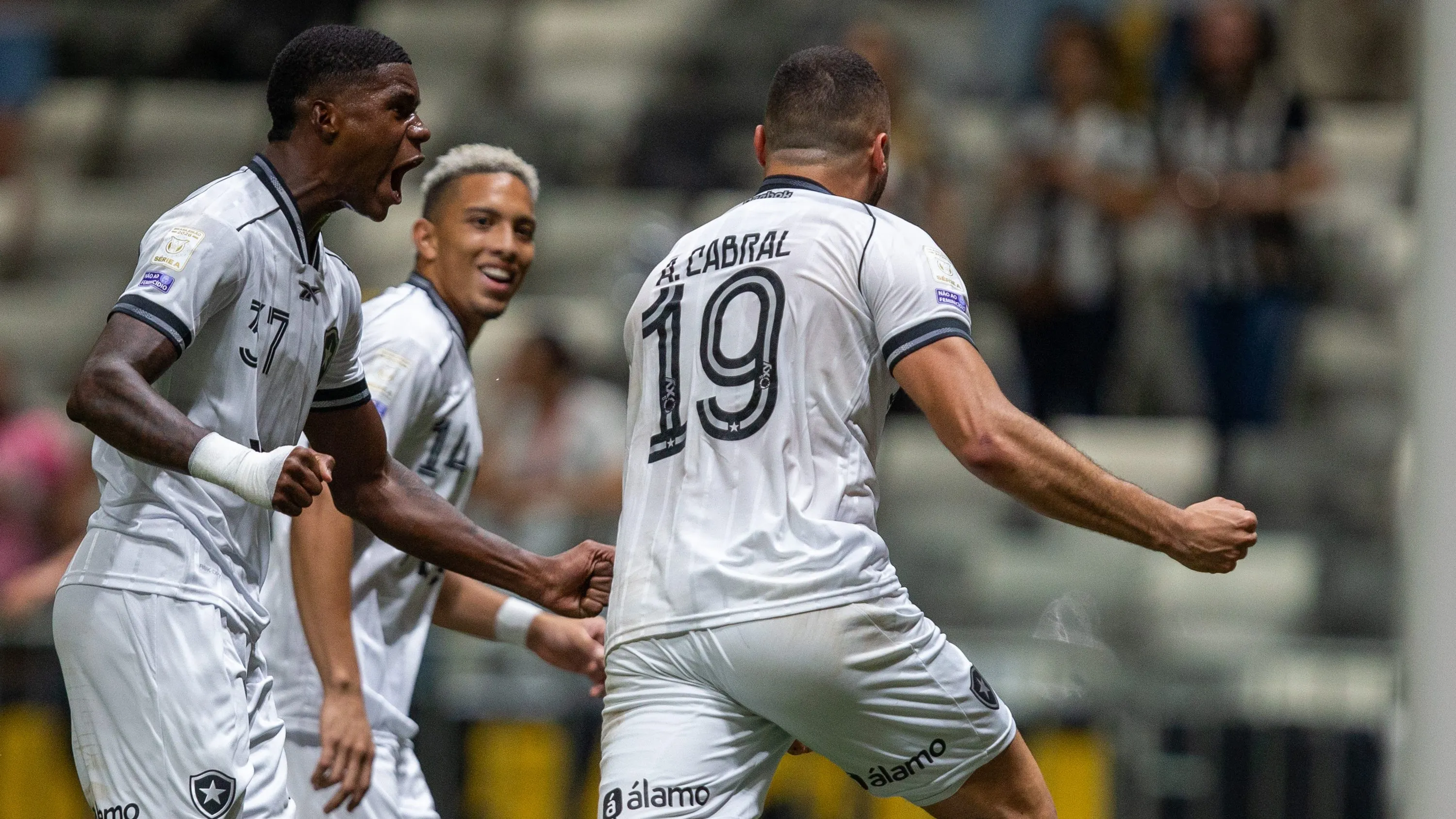 Arthur Cabral jogador do Botafogo comemora seu gol durante partida contra o Atletico-MG no estadio Arena MRV pelo campeonato Brasileiro A 2026. Foto: Fernando Moreno/AGIF