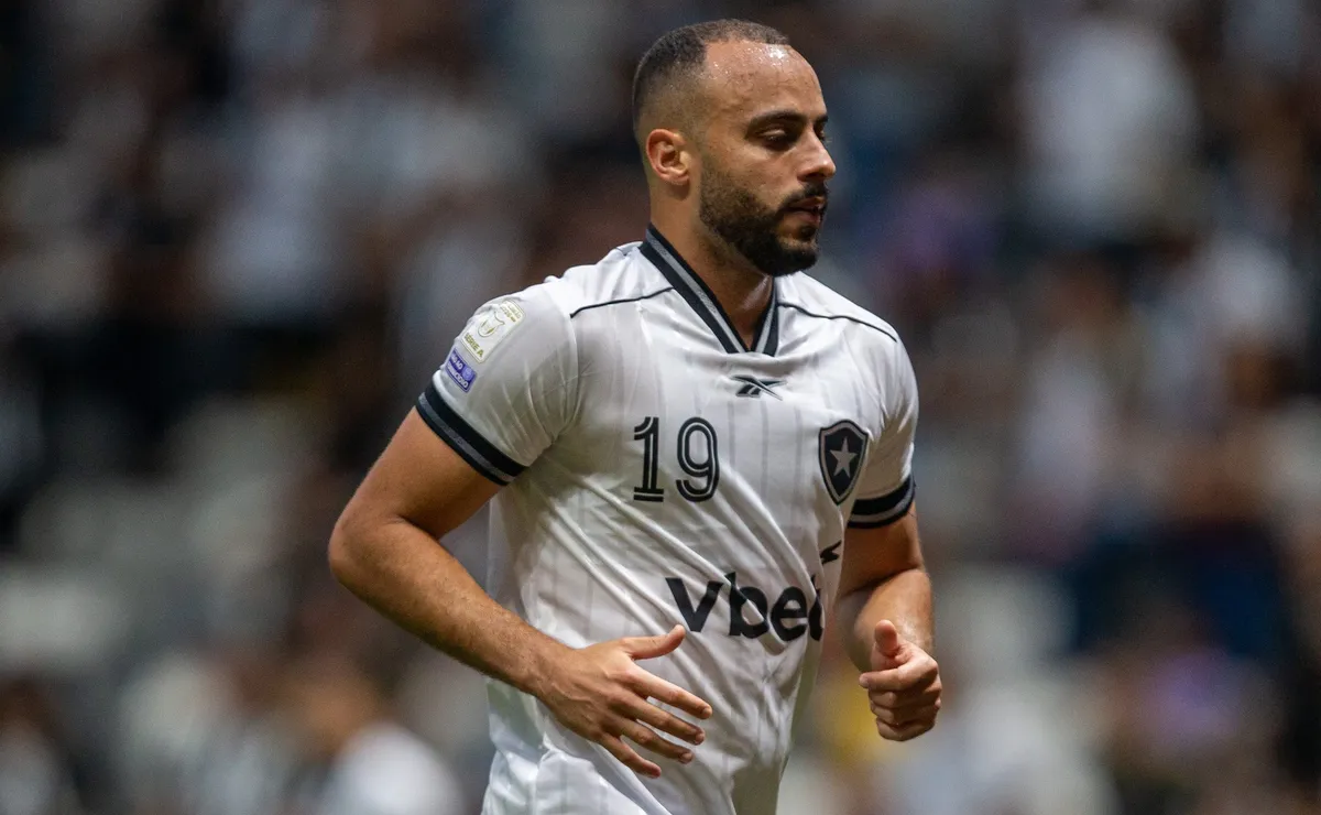 Arthur Cabral vem marcando gols, mas ainda não convence torcida do Botafogo na temporada