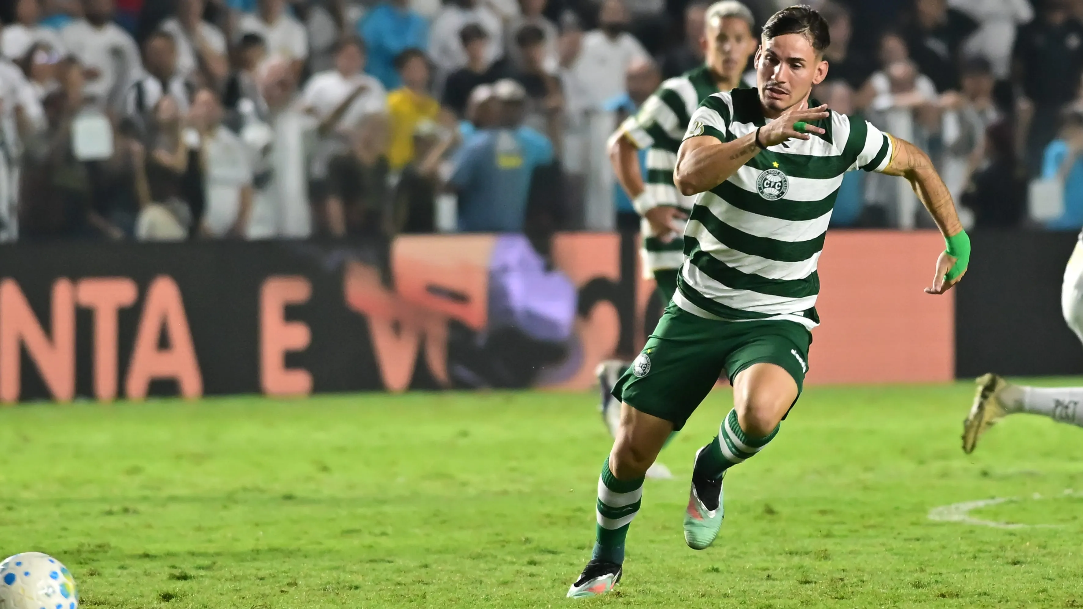 Lavega jogador do Coritiba durante partida contra o Santos no estadio Vila Belmiro pelo campeonato Copa Do Brasil 2026. Foto: Jota Erre/AGIF