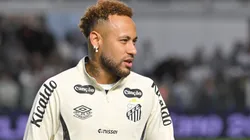Neymar jogador do Santos durante aquecimento antes da partida contra o Bragantino. Foto: Jota Erre/AGIF