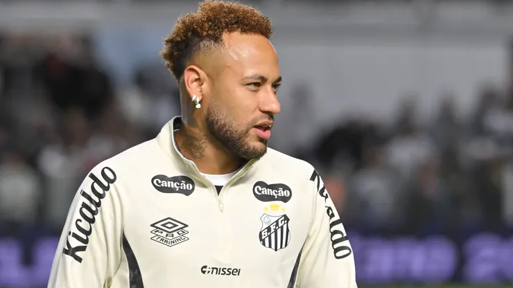 Neymar jogador do Santos durante aquecimento antes da partida contra o Bragantino. Foto: Jota Erre/AGIF