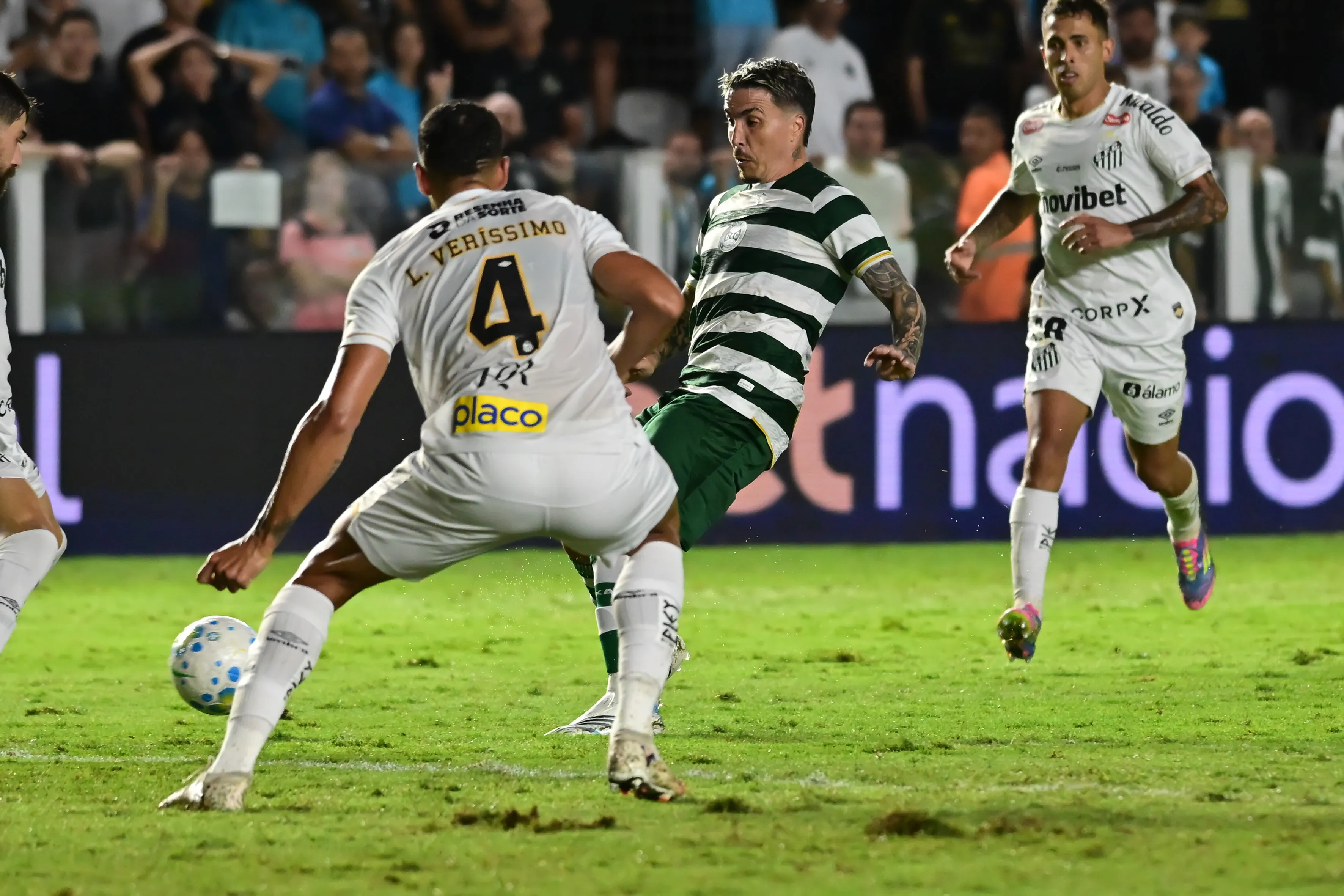 Josue jogador do Coritiba durante partida contra o Santos. Foto: Jota Erre/AGIF