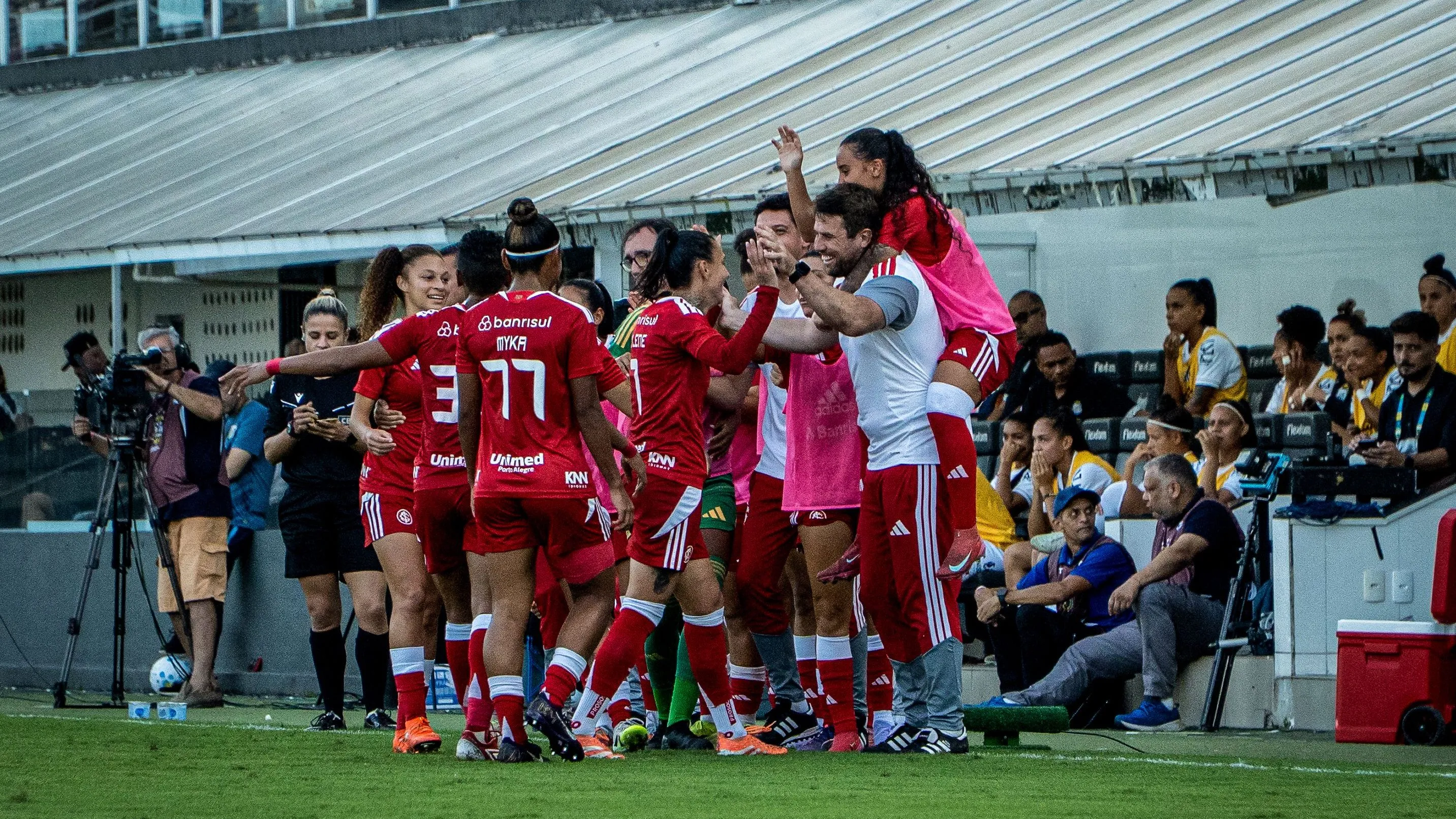 Jogadoras do Internacional celebram gol com técnico Maurício Salgado