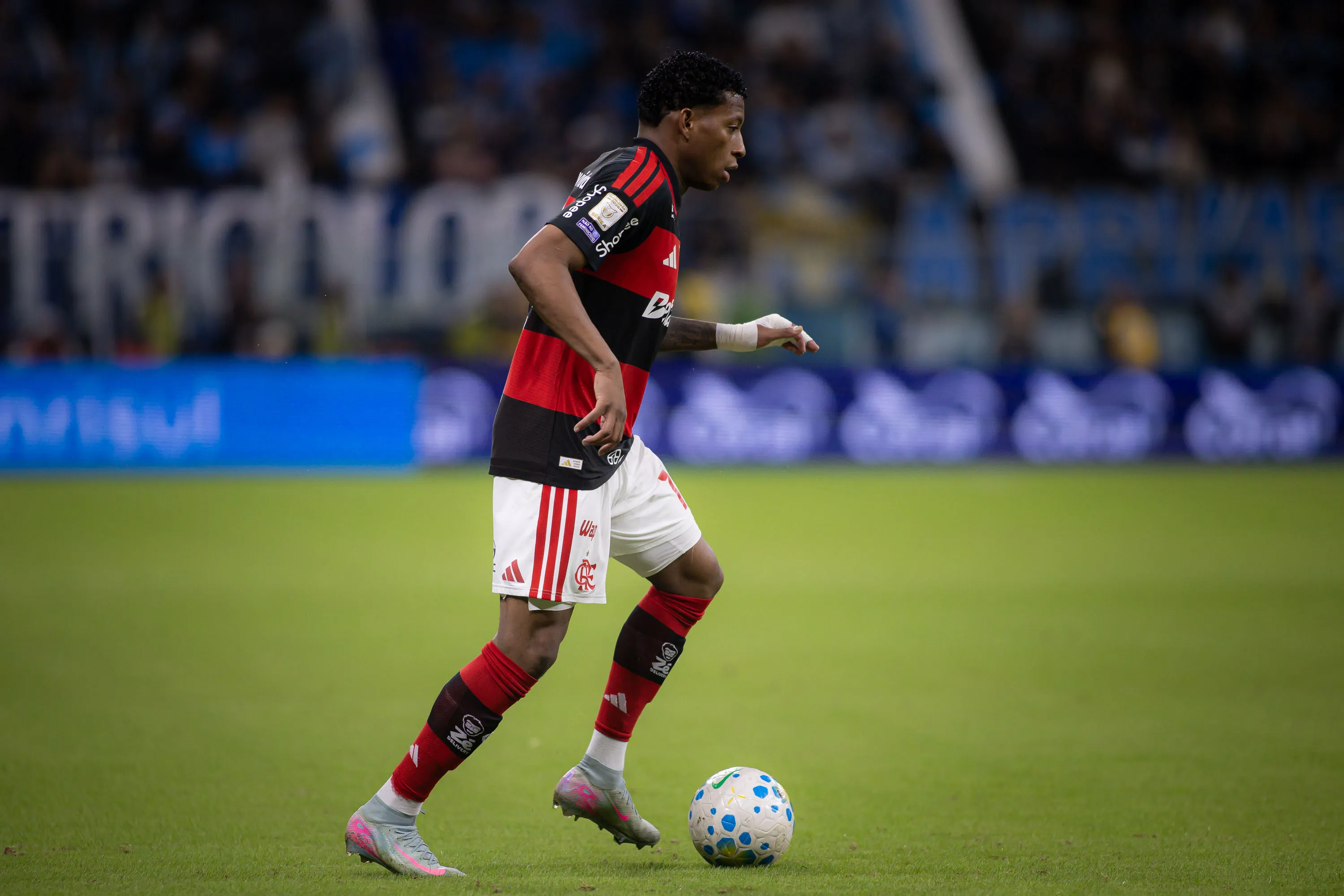 RS – PORTO ALEGRE – 10/05/2026 – BRASILEIRO A 2026, GREMIO X FLAMENGO – Gonzalo Plata jogador do Flamengo durante partida contra o Gremio no estadio Arena do Gremio pelo campeonato Brasileiro A 2026. Foto: Maxi Franzoi/AGIF