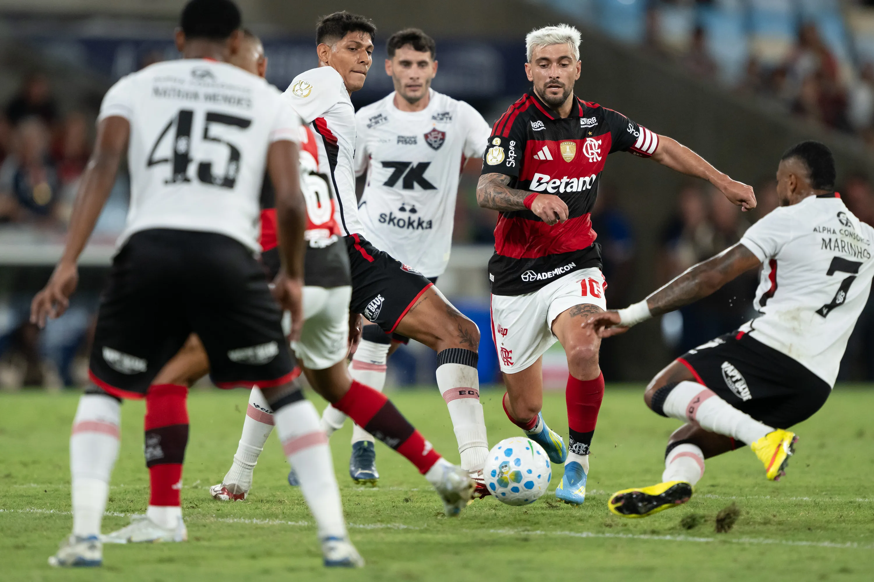 Flamengo venceu o Vitória por 2 a 1 em jogo polêmico, pela Copa do Brasil. Foto: Jorge Rodrigues/AGIF